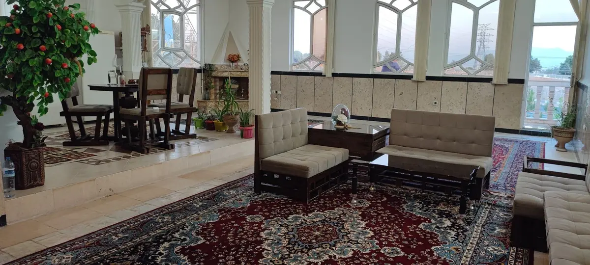 آپارتمان دوخوابه عمارت نیکا - سالن‌ و ویو رو به مناظر طبیعی بروجرد و چغا