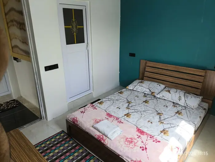 ویلا یک خوابه دشت بهشت شاهمرادی - تخت خواب و سرویس حمام و فرنگی اتاق مستر