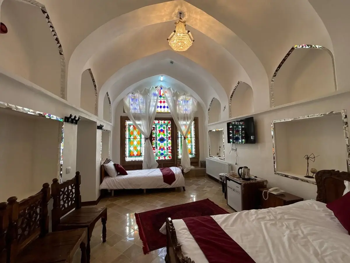 اقامتگاه سنتی شاهان - واحد شاه نشین سه تخته