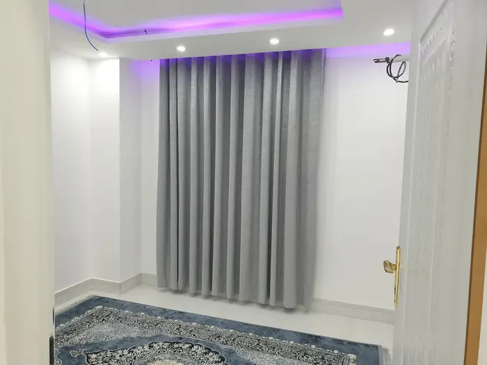 آپارتمان دوخوابه ارمغان واحد 4 - اتاق خواب همراه باپتو لحاف بالشت ملافه نو وپنجره رو به شهر درصورت نیاز و توافق تخت خواب اضاف میشود  