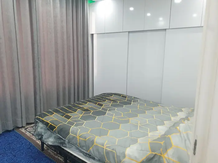 آپارتمان دوخوابه ارمغان واحد 3 - اتاق خواب مستردار کمددیواری ریلی بزرگ پنجره رو به خیابان وشهر اسپلیت ۱۲هزار