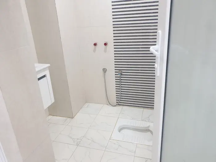 آپارتمان دوخوابه ارمغان واحد 3 - سرویس بهداشتی ایرانی وتوالت فرنگی سیار