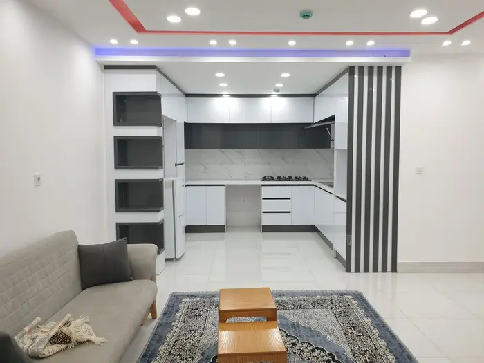 آپارتمان دوخوابه ارمغان واحد 1 - اشپزخانه سینک گاز هودلمسی یخچال وظرف وظرف اشپزی