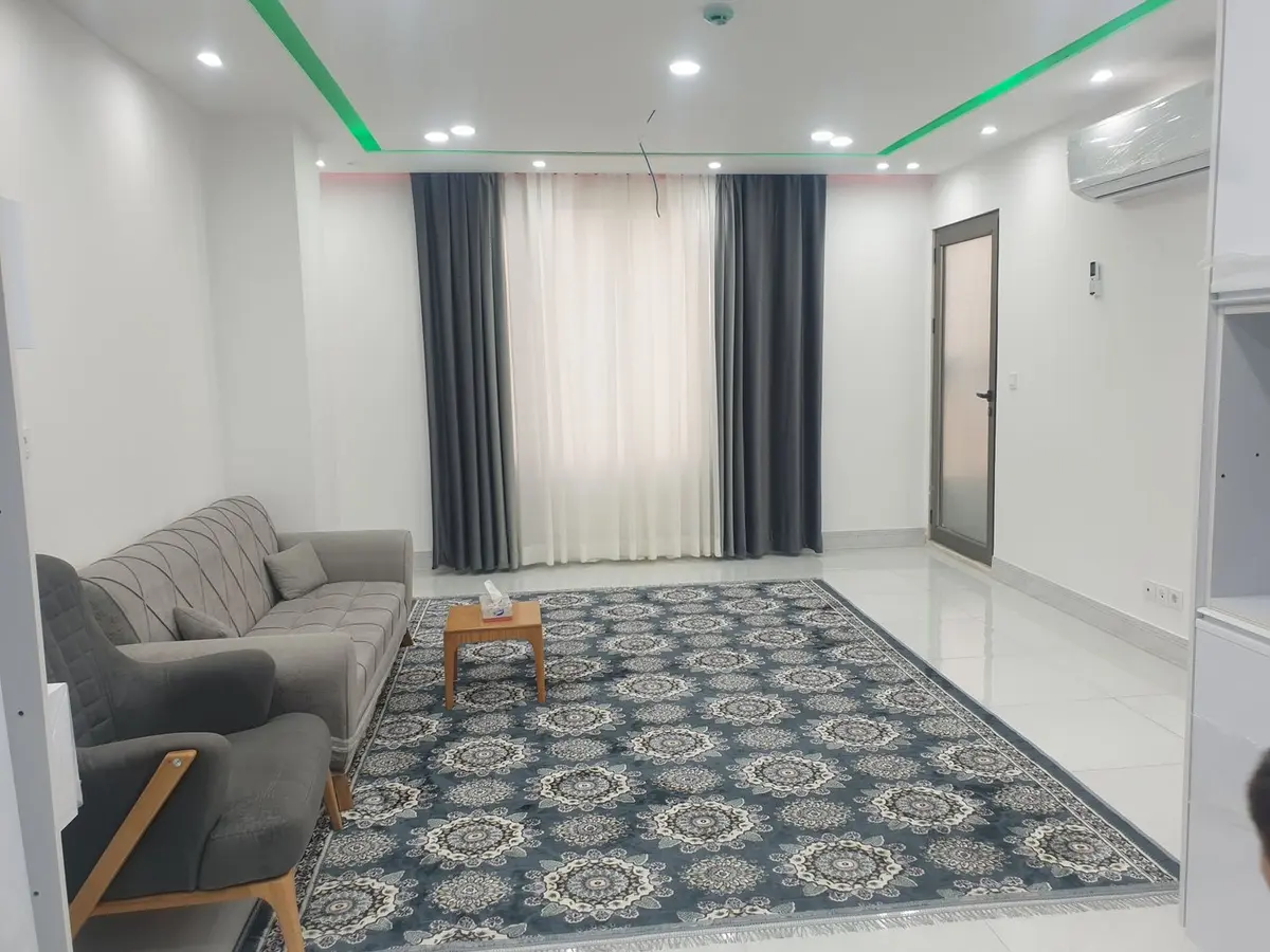 آپارتمان دوخوابه ارمغان واحد 3 - سالن پنجره به طرف خیابان وفضای سبز وشهر