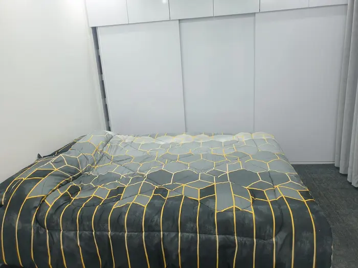 آپارتمان دوخوابه ارمغان واحد 1 - اتاق خواب مستردار تخت دونفره کمددیواری بزرگ ریلی اسپلیت ۱۲هزار پنجره رو به شهر 