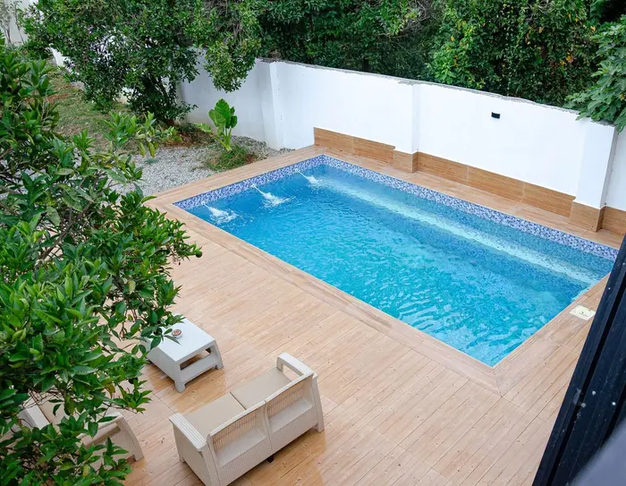 کلبه سه خوابه سوئیسی استخردار آبگرم فانوس - نمای استخر و تراس پایین 