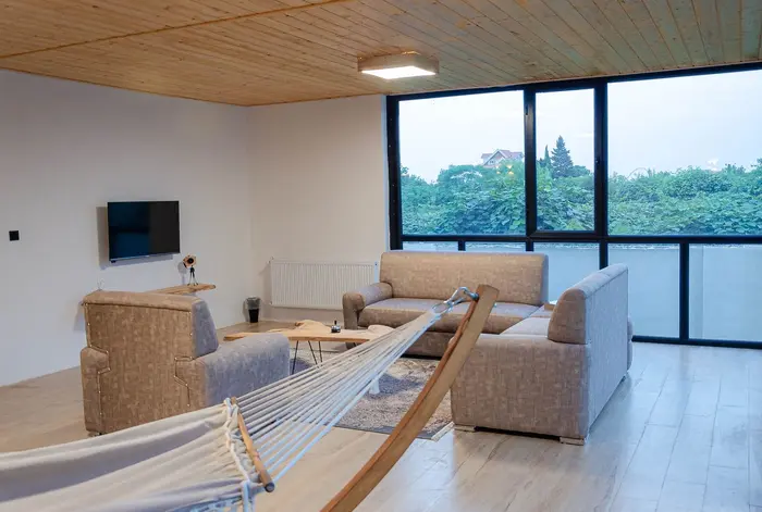 کلبه سه خوابه سوئیسی استخردار آبگرم فانوس - نشیمن