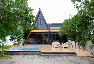 کلبه سه خوابه سوئیسی استخردار آبگرم فانوس