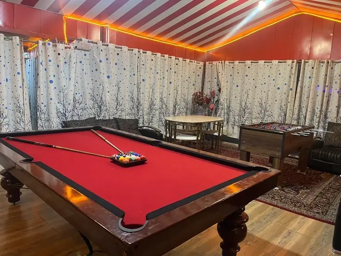 ویلا سه خوابه استخردار آبگرم کیانی - بیلیارد داخل سالن بازی