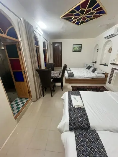 بومگردی خانه همای - واحد پنج دری