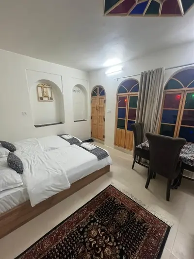 بومگردی خانه همای - واحد پنج دری