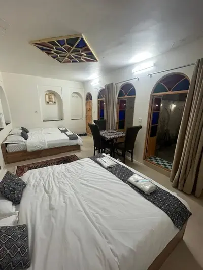 بومگردی خانه همای - واحد پنج دری