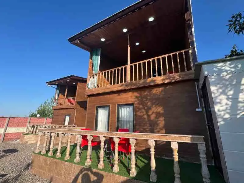 کلبه دوخوابه بهشت کوچک ۳ - انتخاب عنوان تصویر