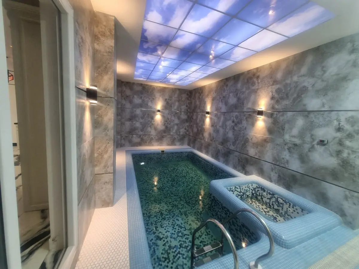 ویلا سه خوابه ساحلی تریپلکس خانه دریا - فضای استخر و جکوزی در طبقه اول ویلا