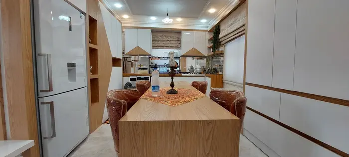 سوئیت فلت محمد زاده - اشپزخانه شیک و کابینت هایگلاس و تمیز و با امکانات ظرف و قابلمه و ابکش و رنده و کتری و قوری یخچال و ماشین لباسشویی و میز نهار خوری 8 نفره