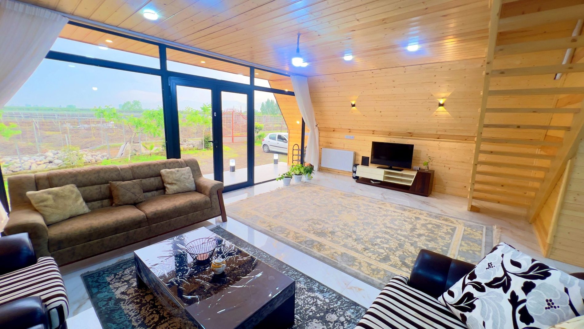 کلبه دوخوابه سوئیسی قصر چوب