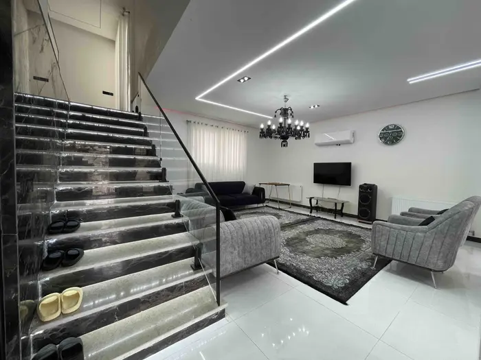 ویلا دوخوابه دوبلکس استخردار آبگرم فرح آباد - پذیرایی و راه پله بالا