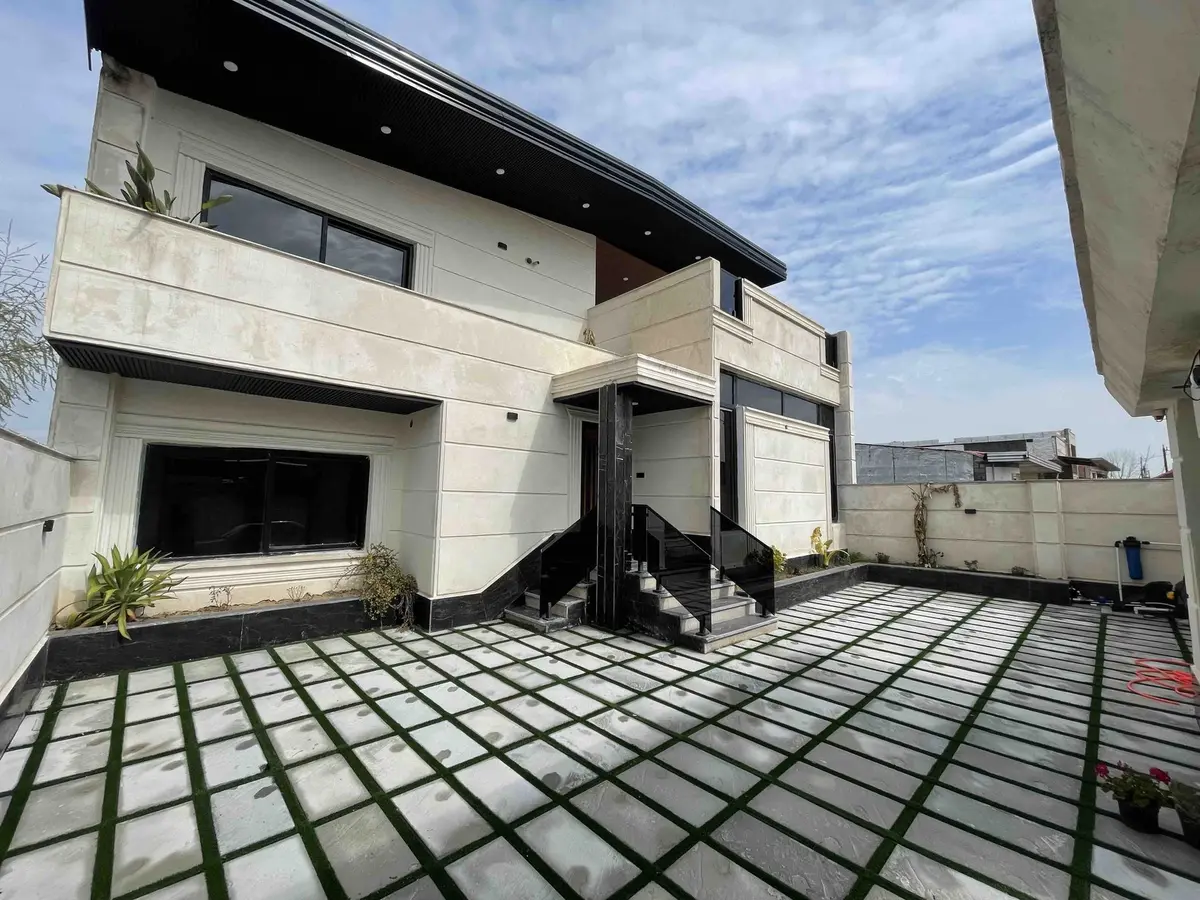 ویلا دوخوابه دوبلکس استخردار آبگرم فرح آباد - نمای ورودی ویلا