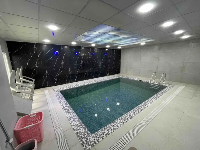 ویلا دوخوابه دوبلکس استخردار آبگرم فرح آباد - استخر اب گرم و حمام همکف