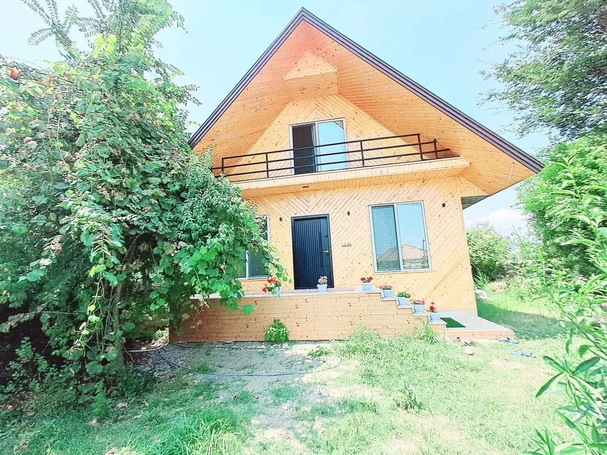 کلبه دوخوابه سوئیسی افشار - نمای جلو ساختمان