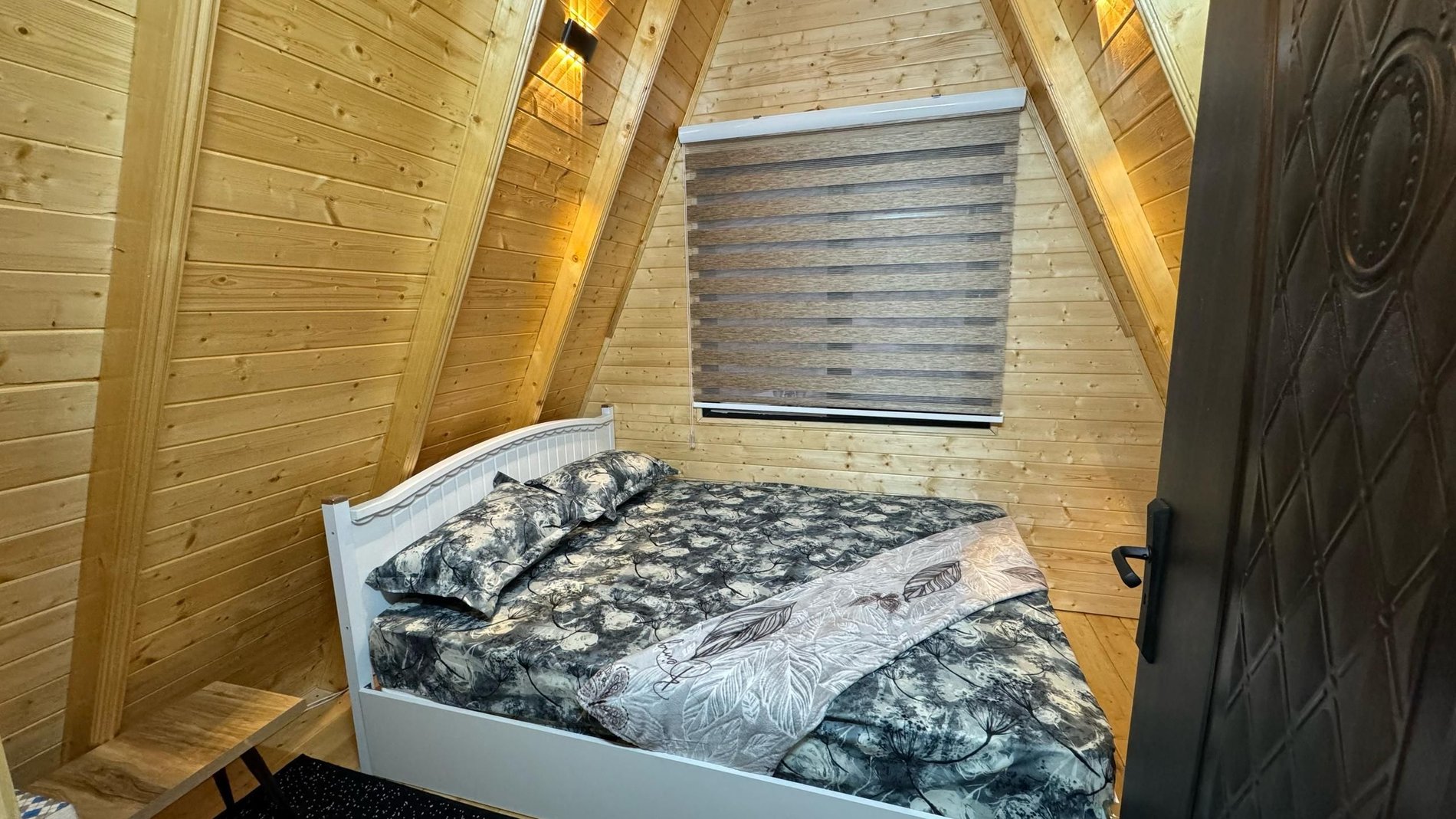 کلبه دوخوابه جکوزی دار سوئیس لند 1