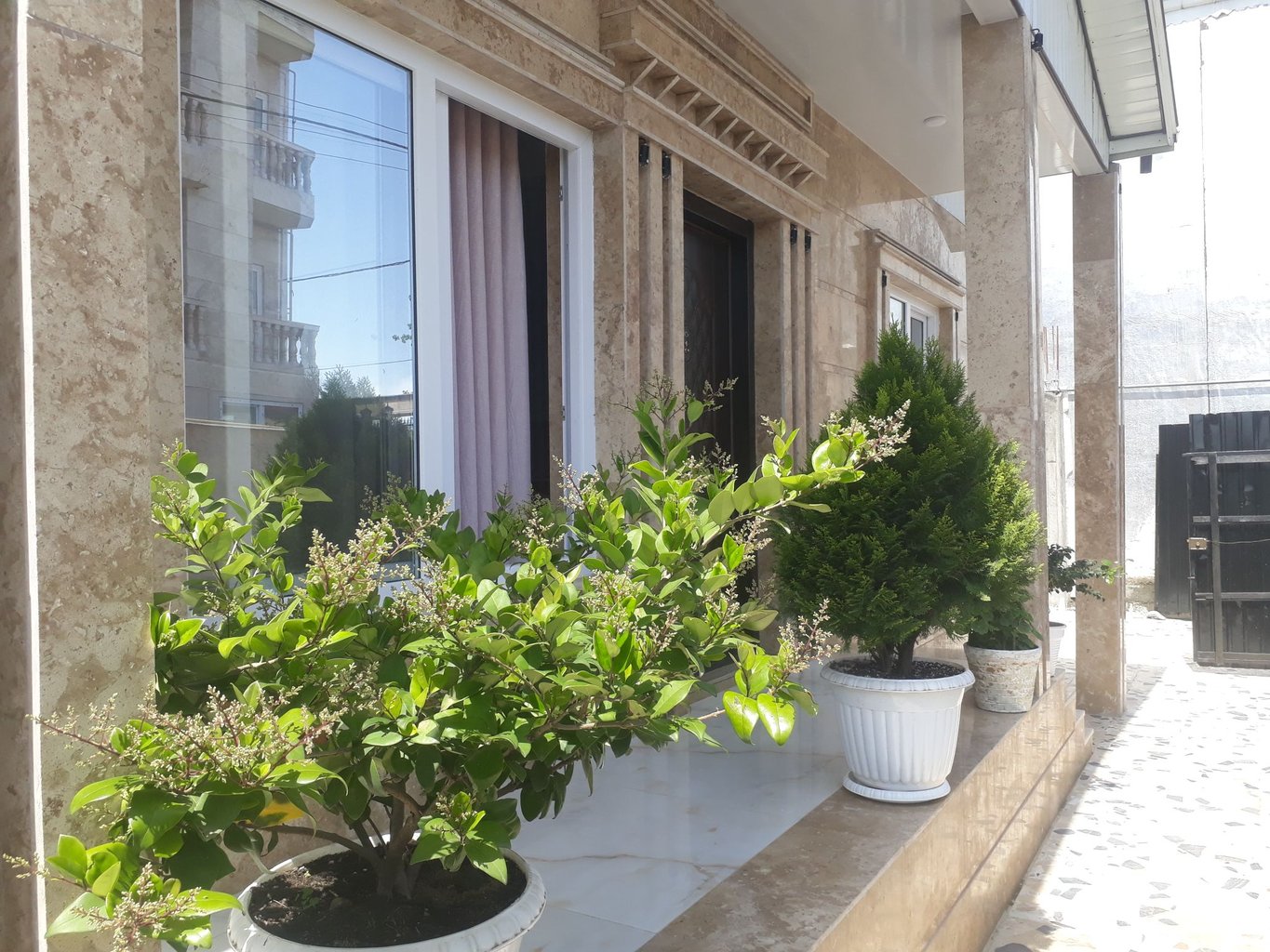 ویلا دوخوابه ساحلی غریبی - نمای جلو ساختمان 