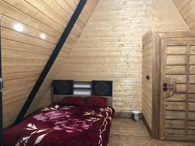 کلبه دوخوابه سوئیسی جکوزی دار تالاب