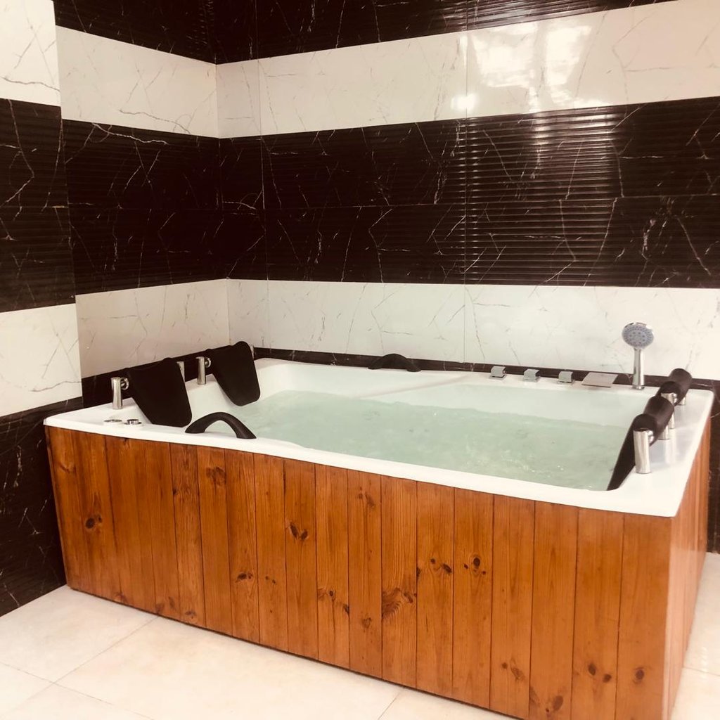 کلبه دوخوابه سوئیسی جکوزی دار تالاب