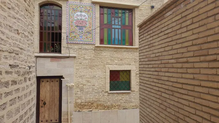 بوم گردی عطاالدوله شیراز - واحد دوتخته 1 - ورودی اقامتگاه