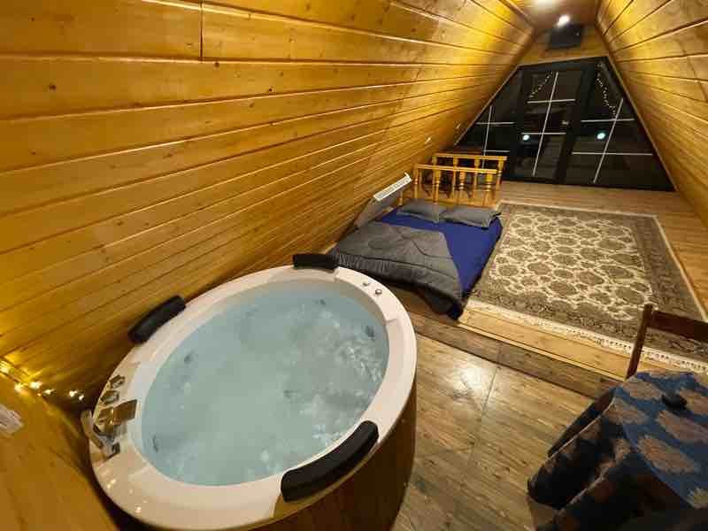 کلبه دوخوابه سوئیسی جکوزی دار شاهان - انتخاب عنوان تصویر