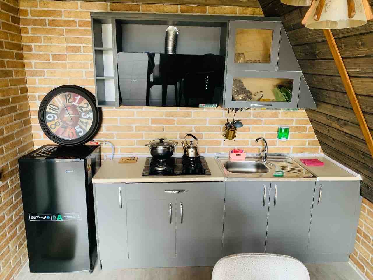 کلبه یک خوابه استخردار آبگرم سوئیسی اکتور - انتخاب عنوان تصویر