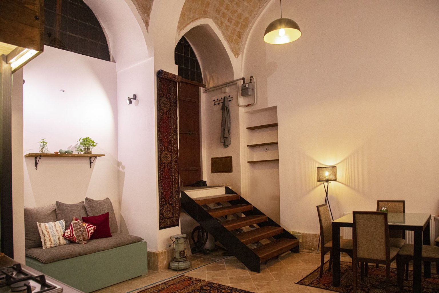 سوئیت فلت سنتی خانه سارا - نمای داخلی در شب