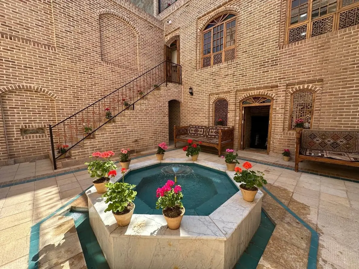 اقامتگاه سنتی خانه یار - واحد سه تخته فرهاد - حیاط