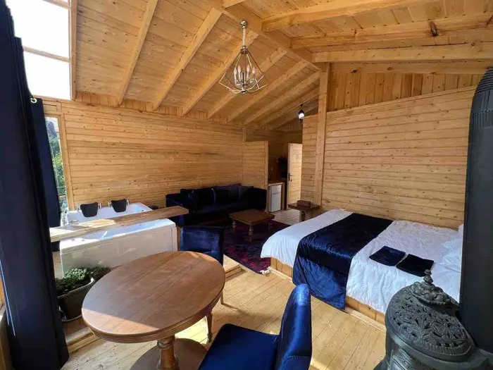 بوم گردی حاج محمد -  واحد ون گوگ