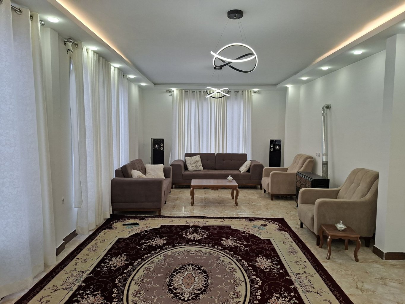 ویلا یک خوابه استخردار آبگرم باغ هیوا