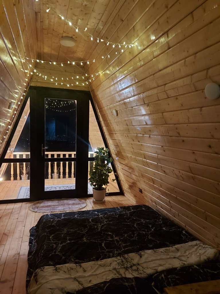 کلبه یک خوابه سوئیسی دیار 1 - شبی رویایی در کلبه دیار