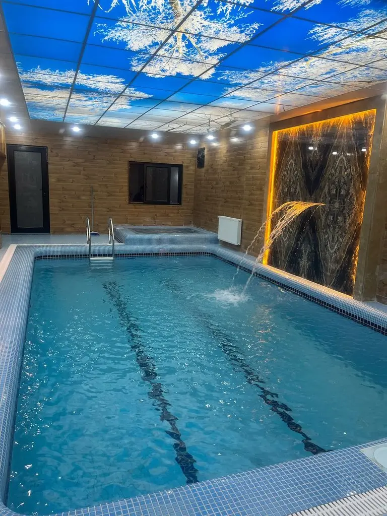 کلبه دوخوابه سوئیسی استخردار آبگرم سوشیال