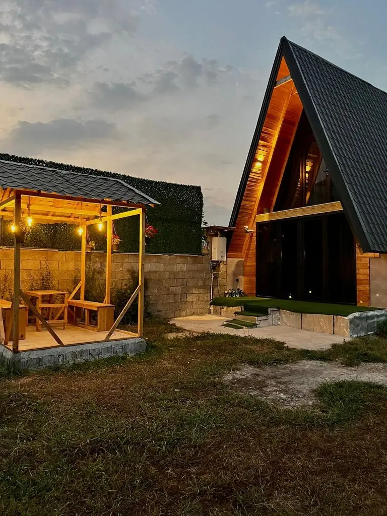 کلبه یک خوابه سوئیسی دوبلکس یزدان 1 - نمای کلبه