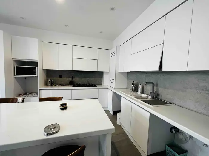 دوخوابه استخردار چمران 1 - اشپزخانه مجهز به تمام ‌وسایل ماکرو یخچال فریز وسایل اشپزی اپن همراه با صندلی