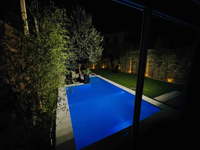 دوخوابه استخردار چمران 1 - استخر عكس قديمي ميباشد و الان بسيار سر سبز و زيباتر و داري ميز و صندلي ميباشد