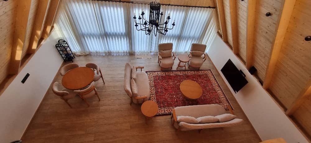 کلبه دوخوابه رویایی می جان - فضای اصلی کلبه از نمای نیم طبقه 