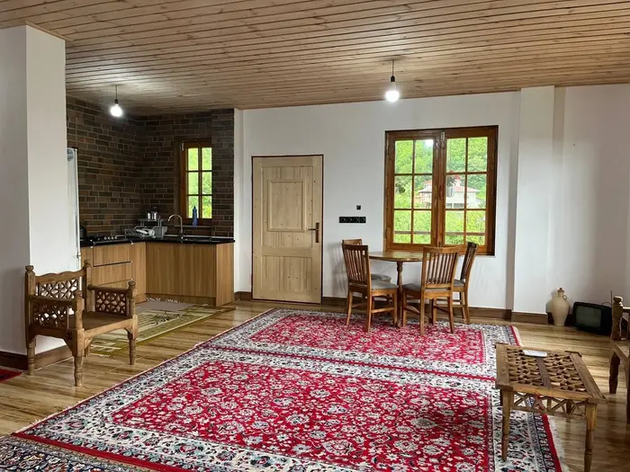 کلبه دوخوابه اودار - پذیرایی با پنجره های چوبی