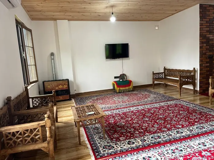 کلبه دوخوابه اودار - فضای پذیرایی با مبل سنتی 