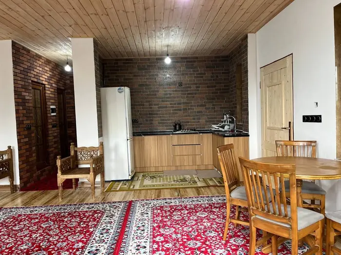 کلبه دوخوابه اودار - آشپزخانه مجهز به کابینت یچخال اجاق گاز و طرفشویی ویو به سمت جنگل