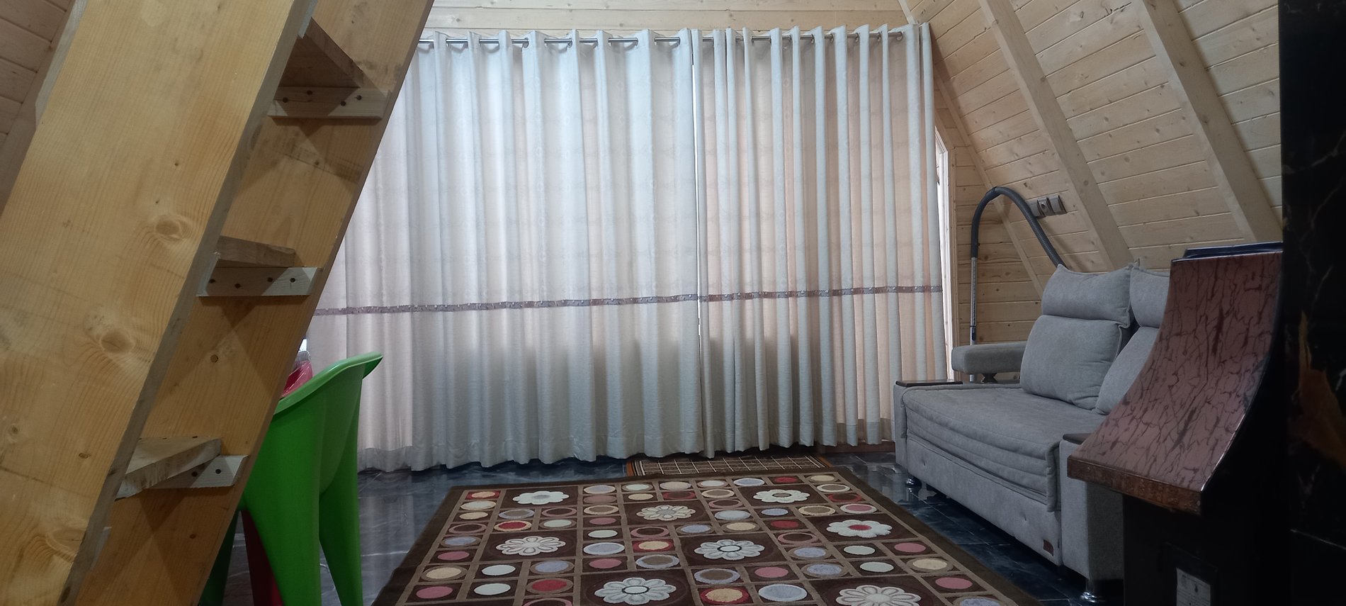 کلبه یک خوابه سوئیسی جنگلی افرا