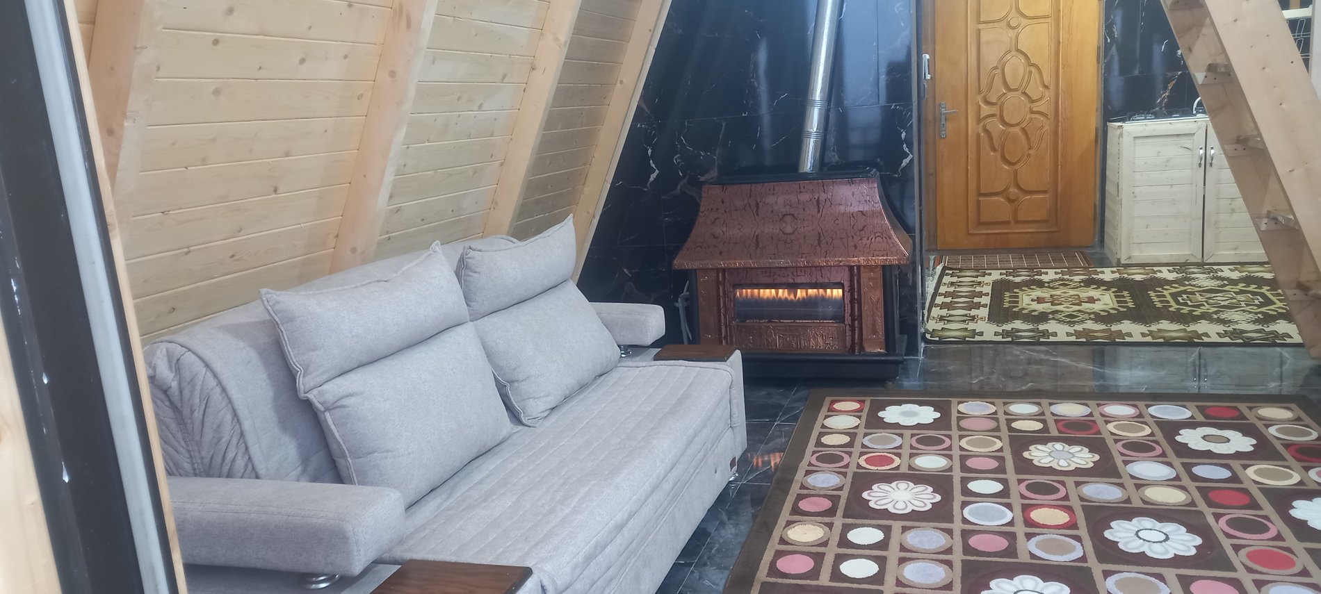 کلبه یک خوابه سوئیسی جنگلی افرا