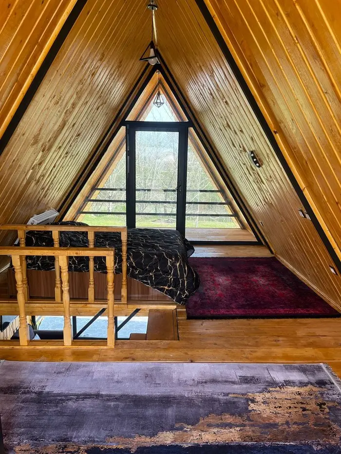 کلبه دوخوابه سوئیسی لب رودخانه برکه