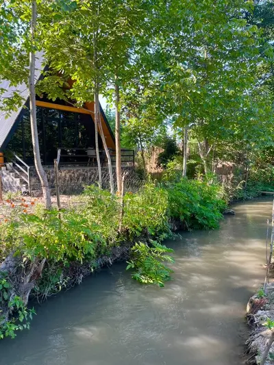 کلبه دوخوابه سوئیسی لب رودخانه برکه