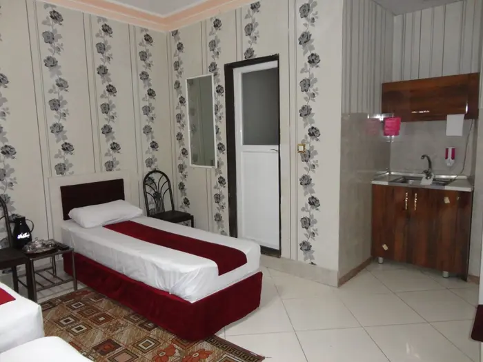 مجتمع اقامتگاهی نیکداد - واحد چهارتخته ۲ - سینک ظرفشویی و سرویس بهداشتی اتاق