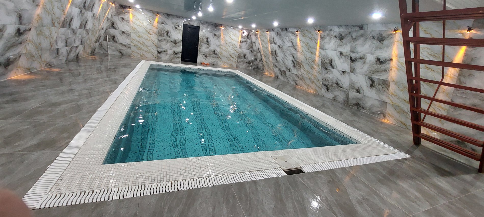 کلبه دوخوابه سوئیسی استخردار آبگرم ملوان